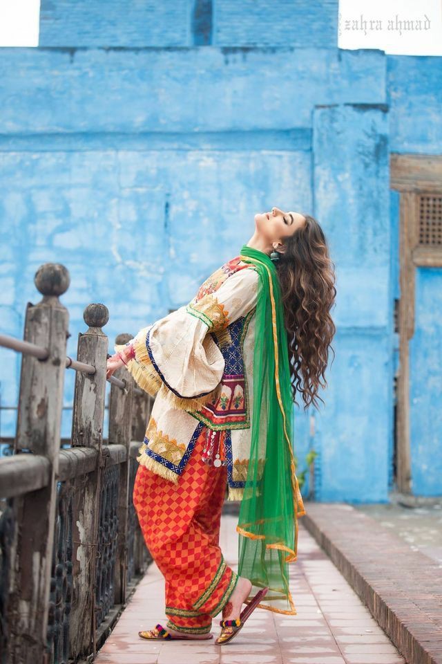 بچا کر رکھا ھے خود کو تیری خاطر
کوئی پیار سے دیکھے تو برا لگتا ھے