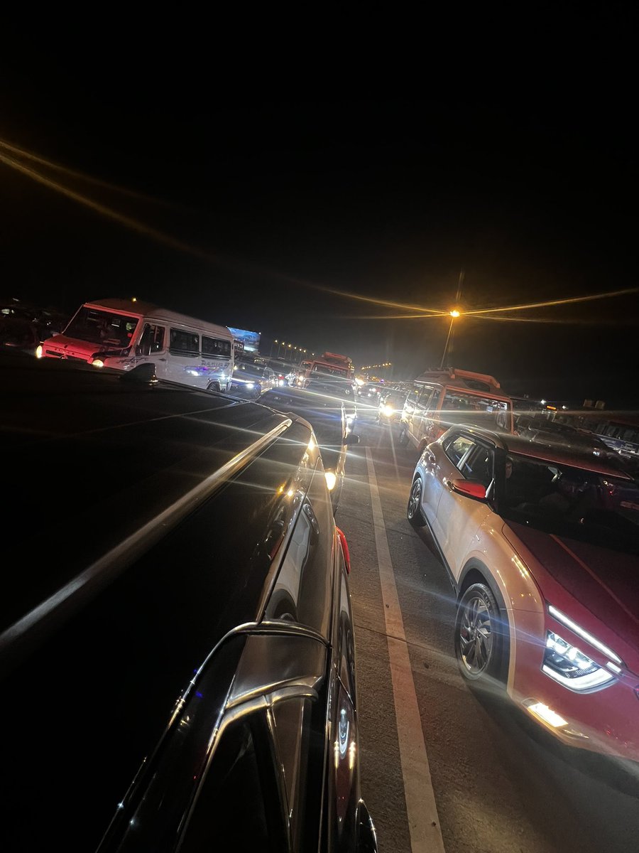 sharansgowda's tweet photo. Taking service road was faster than taking toll road. It’s unfortunate how jammed was the toll roads. #indianroad @NHAI_Official #mysorebangalore https://t.co/CKOh6KGjjK
