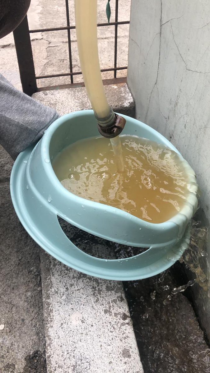 bebita_LDU's tweet photo. @aguadequito @teleamazonasec @ecuavisa @Noticias_TVC Día 2 y el problema persiste en barrio La Concepción sector norte, sin que ninguna autoridad diga hasta cuando persiste el problema #aguasucia #desperdicio #igualnosvanacobrar https://t.co/8DGvPyiZ8t