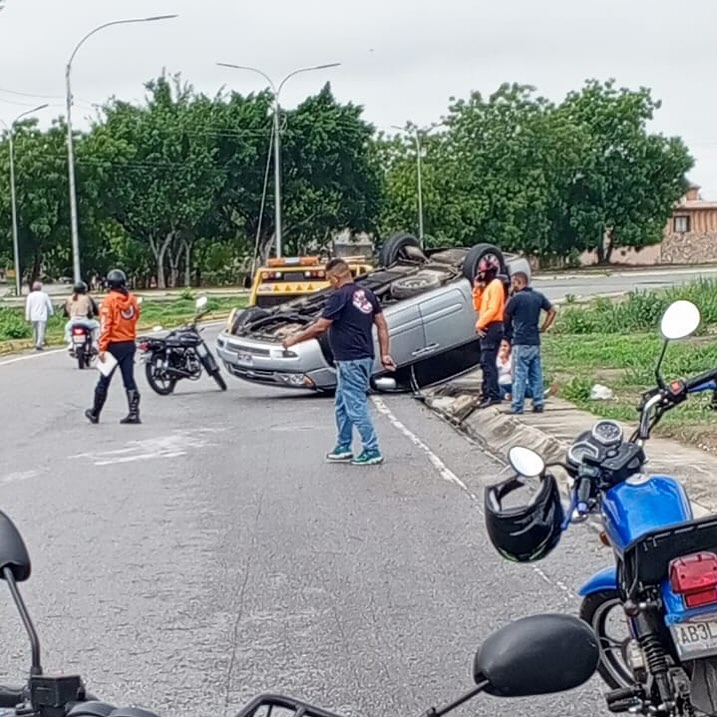 ⚠️💥🚗 #NoticiasViales (04/05) #Aragua #Maracay Hecho de tránsito con vehículo liviano volcado totalmente la mañana de este domingo 4 de mayo en la curva de retorno del Cementerio Metropolitano. Una persona resultó herida y fue atendida por funcionarios. #4May