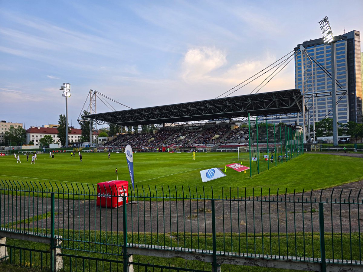 3.5.2025
Polonia Warszawa 2-3 Stal Stalowa Wola
1.liga🇵🇱⚽️ #POLSTW

Shocking loss for Polonia against on paper must win opponent who played yesterday really well and showed there is still fight left in relegation battle.
