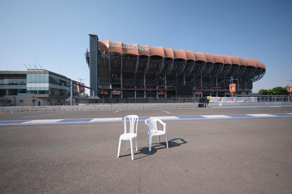 Alguien vino y nos dejó estas sillas. ¿Ustedes creen que <a href="/sanbenito/">Benito Antonio</a> nos este tratando de decir algo?