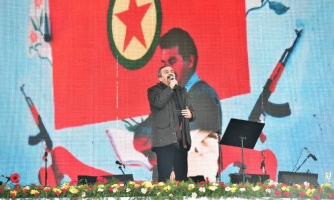 Bir fotoğraf bazen her şeyi açıklar. O tabutu şanlı Türk bayrağına saran, teröristbaşını alkışlayan, bütün bunlara susan kim varsa hepsine yazıklar olsun. Biz bu vatanı sokakta bulmadık.