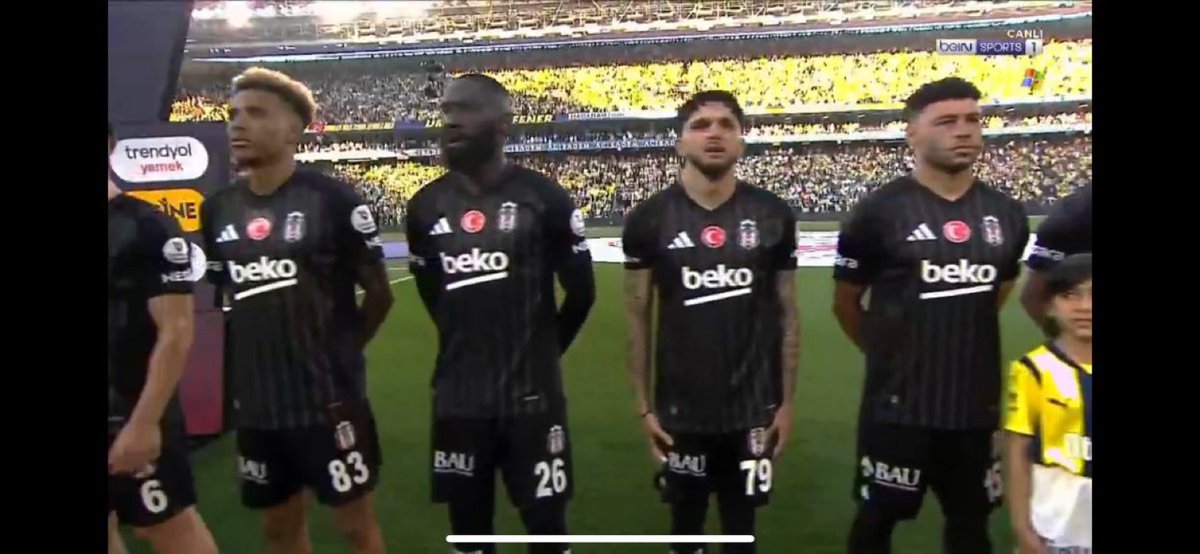 Sırf "çocuklar Galatasaraylı oluyor" dendiği için yaptıklarına bak. Ezik değil çok eziksiniz! 

Fenerbahçe - Beşiktaş
#FBvBJK