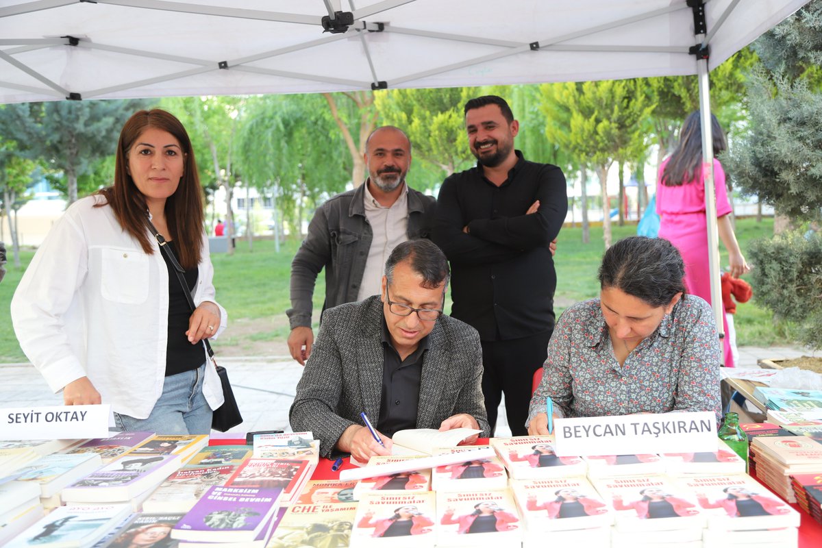 📚Belediyemiz tarafından organize edilen Ergani 1. Kitap Günleri etkinlikleri kapsamında Eş Başkanımız Şiyar Güldiken ve ESP PM Üyesi Beycan Taşkıran tarafından, Figen Yüksekdağ’ın “Sınırsız Savunmalar”adlı kitabı üzerine söyleşi yapıldı.

<a href="/bayar61742/">Birsen Azak Bayar</a>  <a href="/siyar_guldiken/">şiyar güldiken</a>