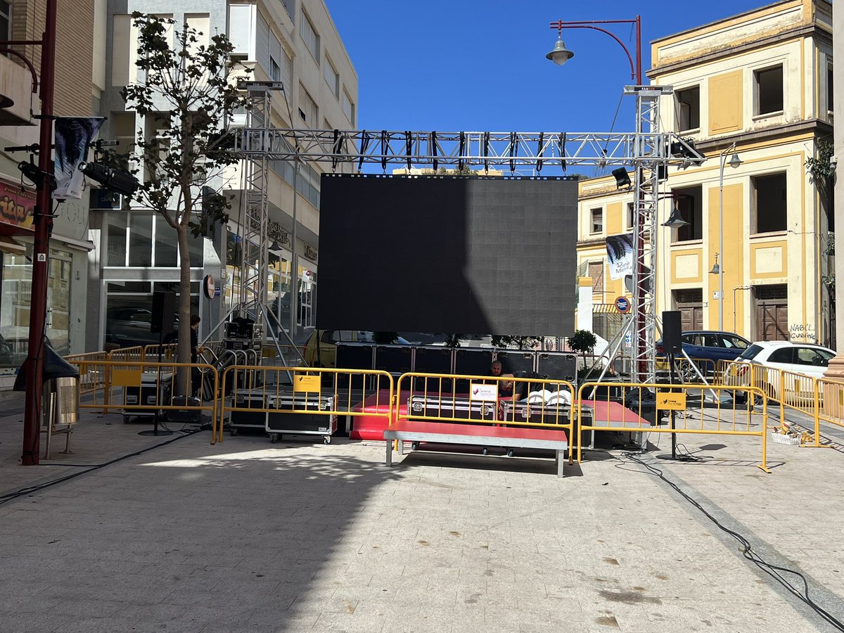 Todo listo este domingo en el entorno del <a href="/Kursaal_Melilla/">Kursaal Melilla</a> para el inicio mañana lunes de la XVII Semana de Cine de #Melilla, que se prolongará hasta el 11. <a href="/SCineMelilla/">Semana de Cine de Melilla</a>.