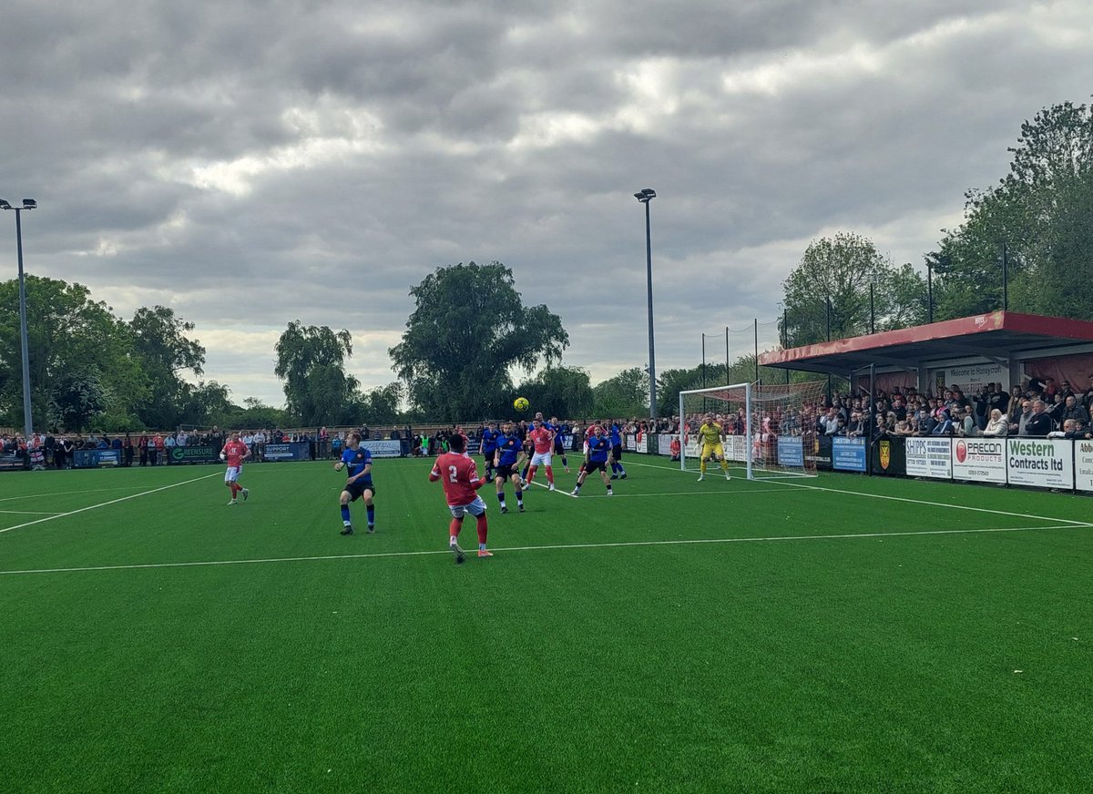 sblack83's tweet image. Match 94 of 2024/25:
🔴⚪️ UXBRIDGE 2️⃣
Okorogheye (45+1), Moore (74)
🔵⚫️ HANWORTH VILLA 1️⃣
Ansah-Palmer (16)
🏆 Isthmian League South Central Play-Off Final
🏟 Honeycroft
🎟 £10 | £1
📖 £2
👥️️ 1,535
@uxfc_redarmy @HanworthVillaFC @IsthmianLeague