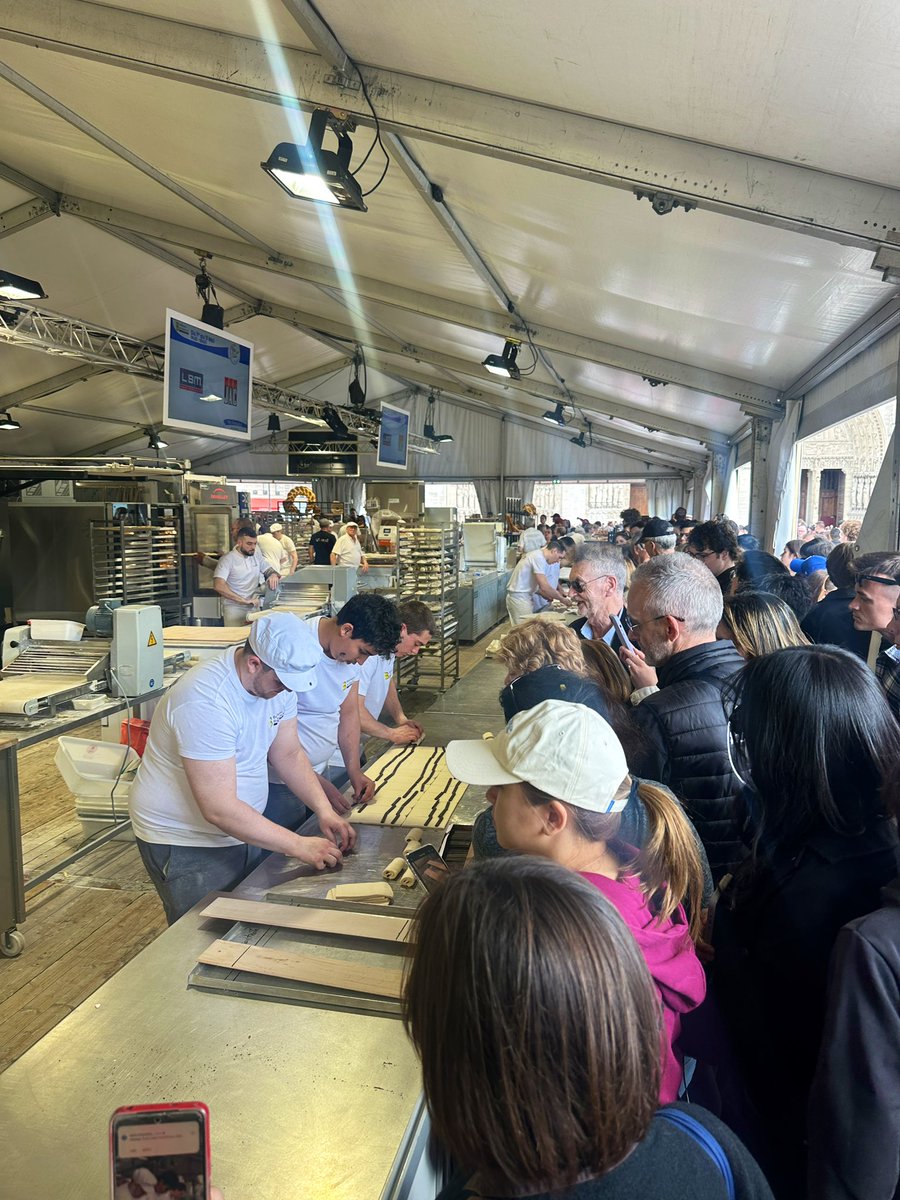 Geoffroy Boulard (@geoffroyboulard) on Twitter photo #FêteduPain 🥖 Dégustations et concours sur le parvis de <a href="/notredameparis/">Cathédrale Notre-Dame de Paris</a> pour célébrer l'art de la boulangerie !
🥇 Heureux de remettre au nom de <a href="/patrick_ollier/">Patrick OLLIER</a> le Prix de la meilleure baguette du #GrandParis (dt la <a href="/GrandParisMGP/">Métropole du Grand Paris</a> est partenaire) à Basile Fourmont (Clamart). #FêteduPain 🥖 Dégustations et concours sur le parvis de <a href="/notredameparis/">Cathédrale Notre-Dame de Paris</a> pour célébrer l'art de la boulangerie !
🥇 Heureux de remettre au nom de <a href="/patrick_ollier/">Patrick OLLIER</a> le Prix de la meilleure baguette du #GrandParis (dt la <a href="/GrandParisMGP/">Métropole du Grand Paris</a> est partenaire) à Basile Fourmont (Clamart).