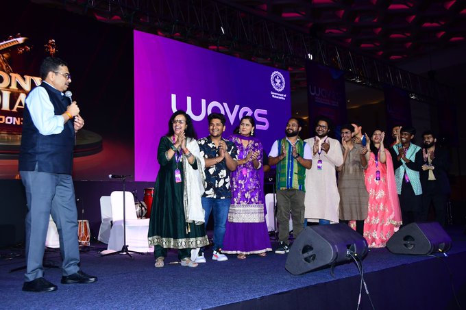 PIBJaipur's tweet image. सूचना और प्रसारण मंत्रालय के सचिव श्री संजय जाजू (@sjaju1) ने #CreateinIndiaChallenge सीजन-1 के तहत आयोजित ‘Symphony of India - Bharat Ki Goonj’ के विजेताओं को #WAVES2025 के दौरान सम्मानित किया ✨🏆🎤

#WAVES #WAVESIndia #WAVESummit #WAVESummitIndia