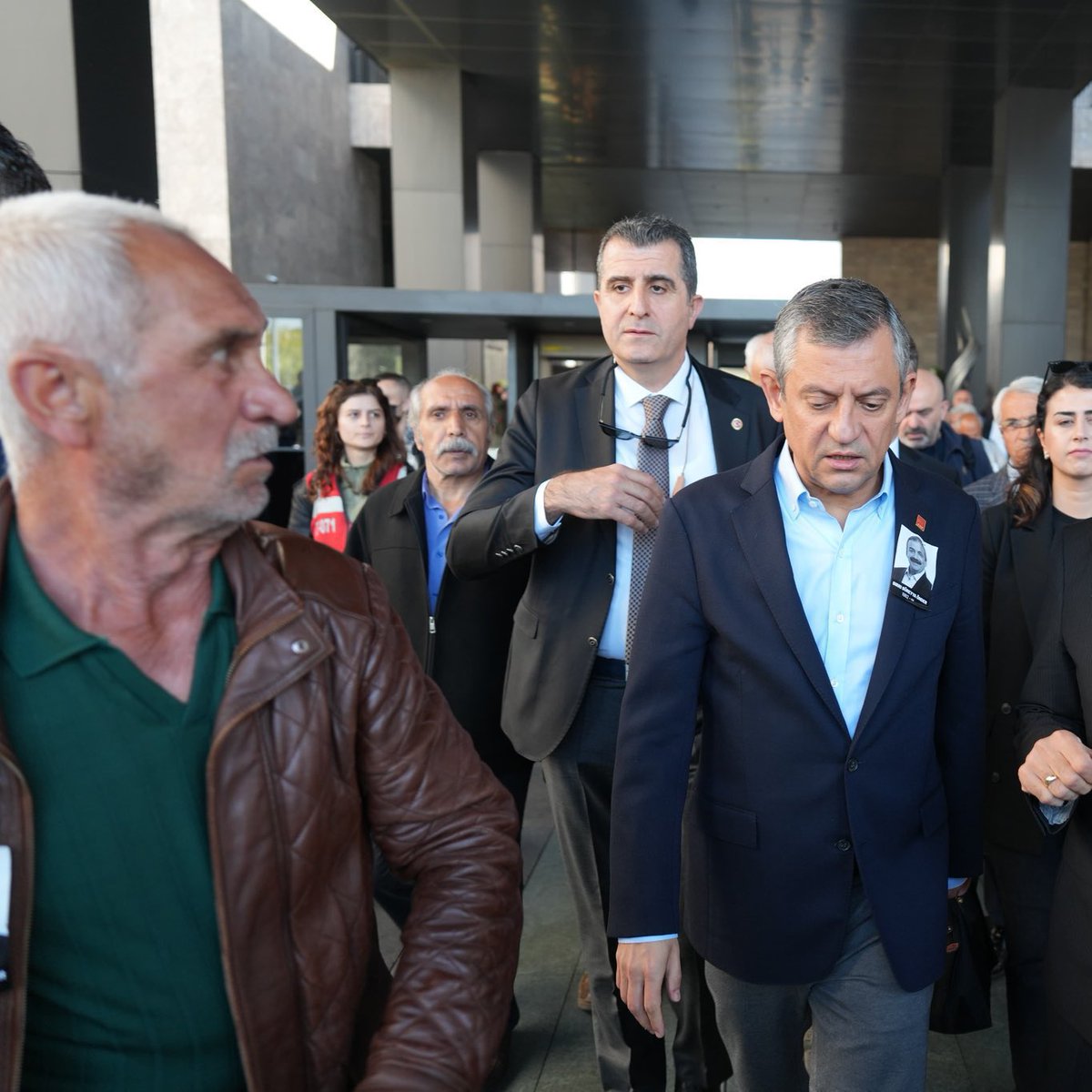 23 senedir Film senaryo hep aynı farklı olan sadece oyuncular Erdoğan hariç…Zamanında Kılıçdaroğlu’na mesaj gönderip kırmızı çizgiyi aşma diyen Erdoğan şimdi aynı mesajı Özgür Özel’e gönderiyor… Ve Özgür Özel saldırı sonrası Cb aradı vs açıklaması ile mesajı aldı şimdi sesini