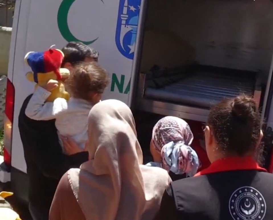 Bu çocuk bugün şehit olan babasına “benim ayıcığımı gördün mü” dedi. Senin babanın arkadaşları ve savunduğu adamlar şehit etti bu yiğidi ve nicelerini Bu çocukların ahı elbet bir gün çıkacaktı. Babanın ateşi bol olsun.