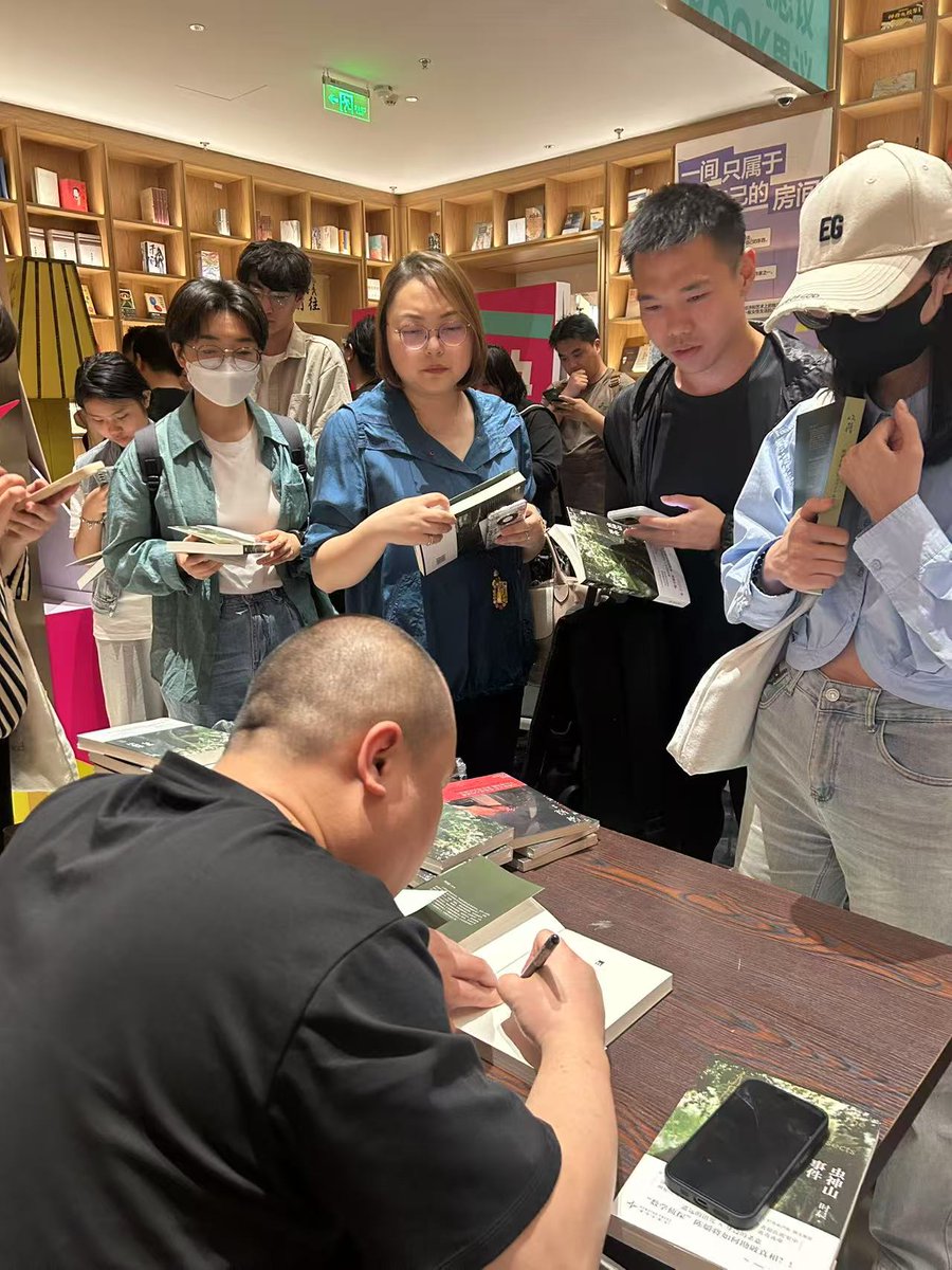 昨日與推理作家孫沁文一同出席了上海書城福州路店舉辦的《蟲神山事件》新書講座。