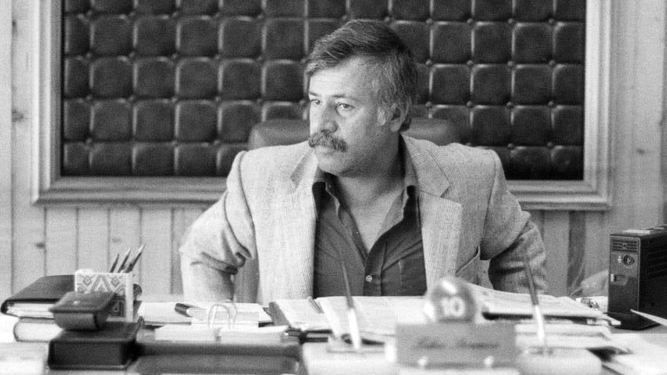 "derler ki;
yayılırken içerde ihanet kör dehliziyle orkestranın şefini yitirdik
çatık bir kaş gibi gelen
bir kalp kriziyle
derler ki;
o bir çınardı
denizin ve dağın havzasında
yetmişte de seksende de vardı
derler ki; 
bir tarih göçmüştür onun göçüşüyle."