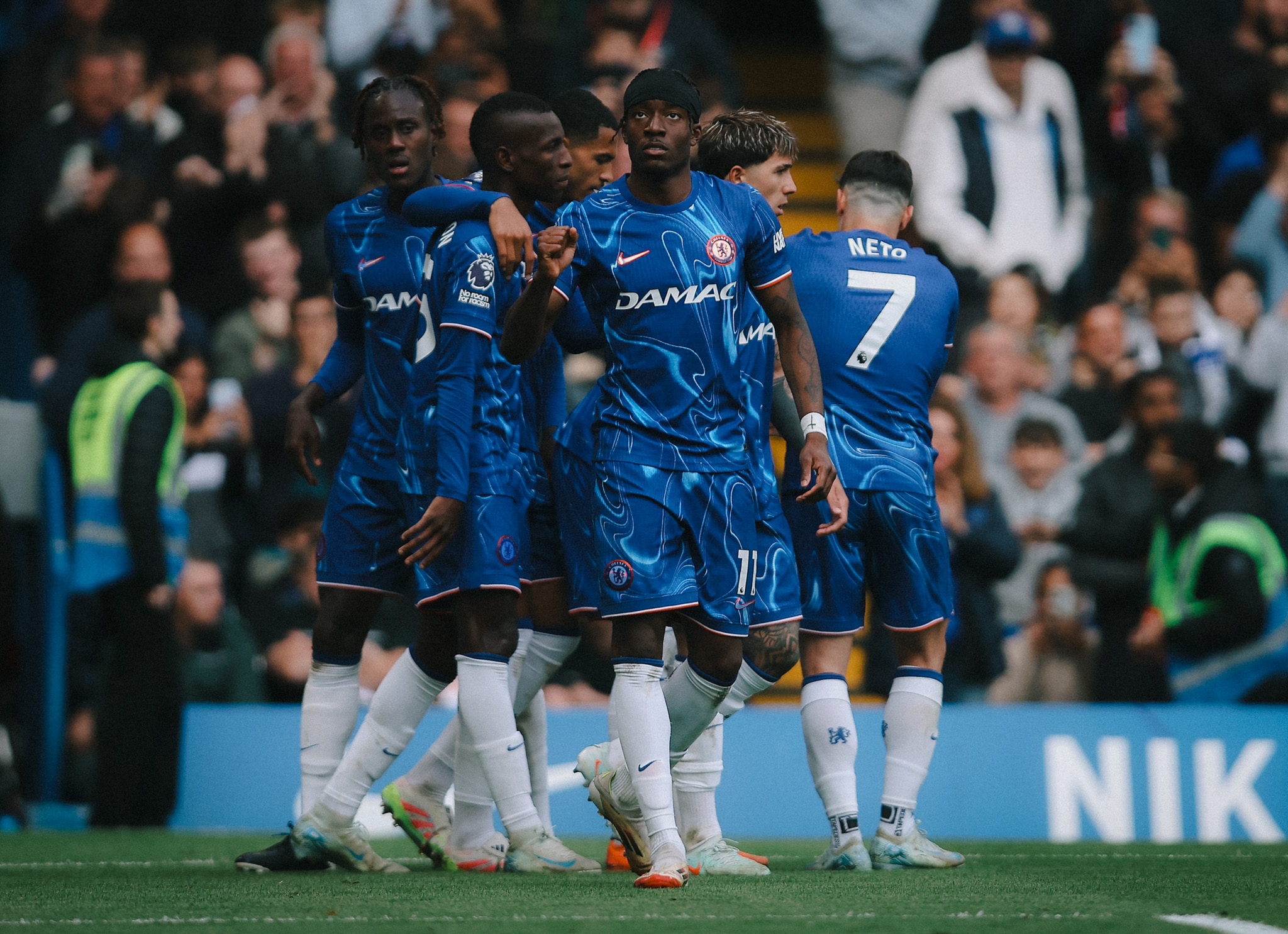 Madueke celebrando el segundo del Chelsea. Fuente: Chelsea en "X".