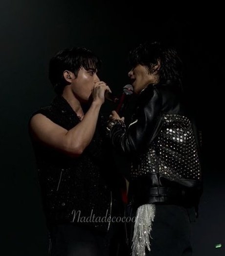 zaraaa323's tweet photo. they’re so aggressive I LOVE THEM SO MUCH.

#JeffSaturRedGiantD2
#JeffSaturRedGiantConcert 
#JeffSaturRedGiantConcert_D2
#JeffSatur #JeffBarcode #barcodetin #Tinnasit https://t.co/e74dipzzoH