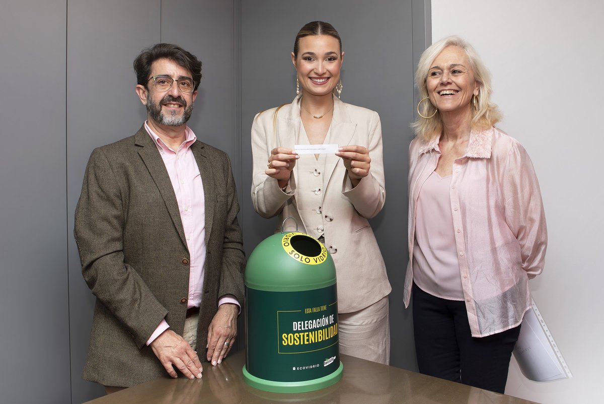 La Falla San Vicente de Paúl - Diputada Clara Campoamor, gana La Reciclà 2025 gracias a su compromiso con el reciclaje de vidrio noticiariofallero.es/2025/05/lareci… <a href="/FallaDiputada/">Falla Diputada</a>