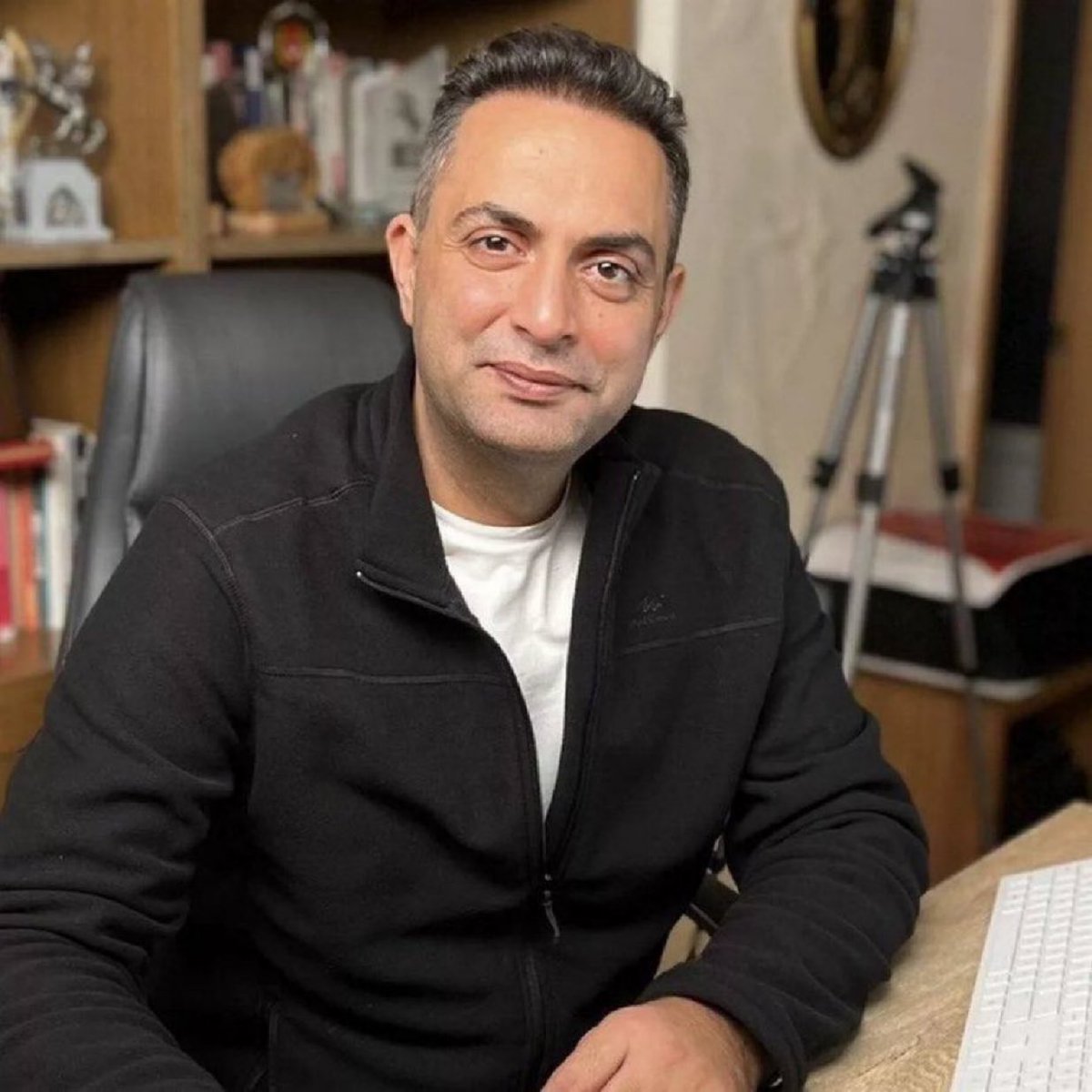 Murat Ağırel: “Bir hakim, mahkemenin adli emanetinden uyuşturucu alıp, mahkemenin başsavcı vekili ve başka bir mahkemenin başkanıyla adliyede alem yapıp cinsel ilişkiye giriyor.

Olayla ilgili işlem yapması gereken başsavcı da uyuşturucu baronu çıkıyor.”