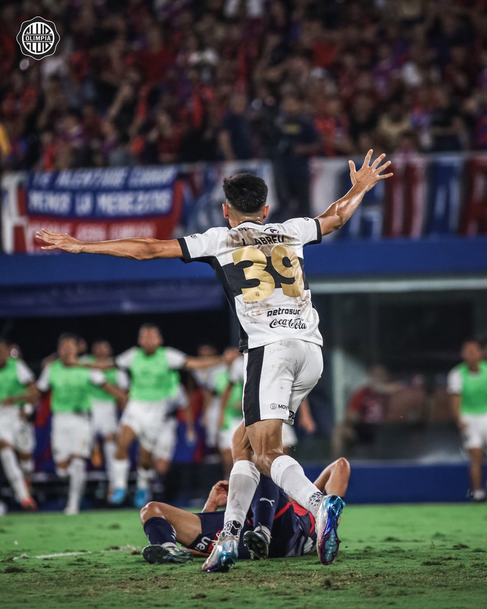 FormativasO's tweet image. ¡Con los pibes de la casa! 🔝

Nuestros juveniles fueron determinantes en la agónica victoria de anoche sobre Cerro Porteño.

Seguimos trabajando con profesionalismo para formar grandes futbolistas, con sentido de pertenencia hacia el Rey de Copas.

#SoyDelOlimpia ⚪️⚫️⚪️
