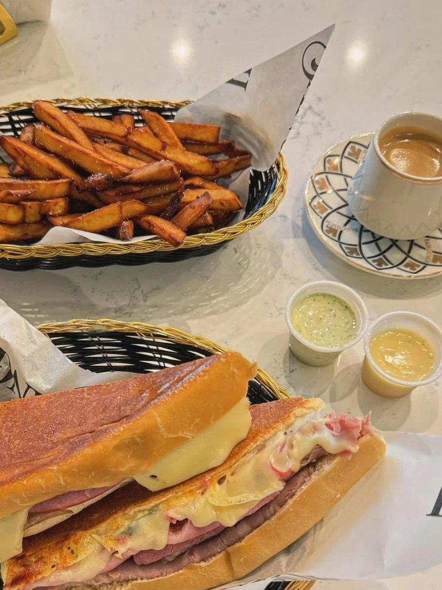 Xun_Susan's tweet image. The best Cuban sandwich in Little Havana! The Cuban coffee is also very delicious.
#Cubanstyle