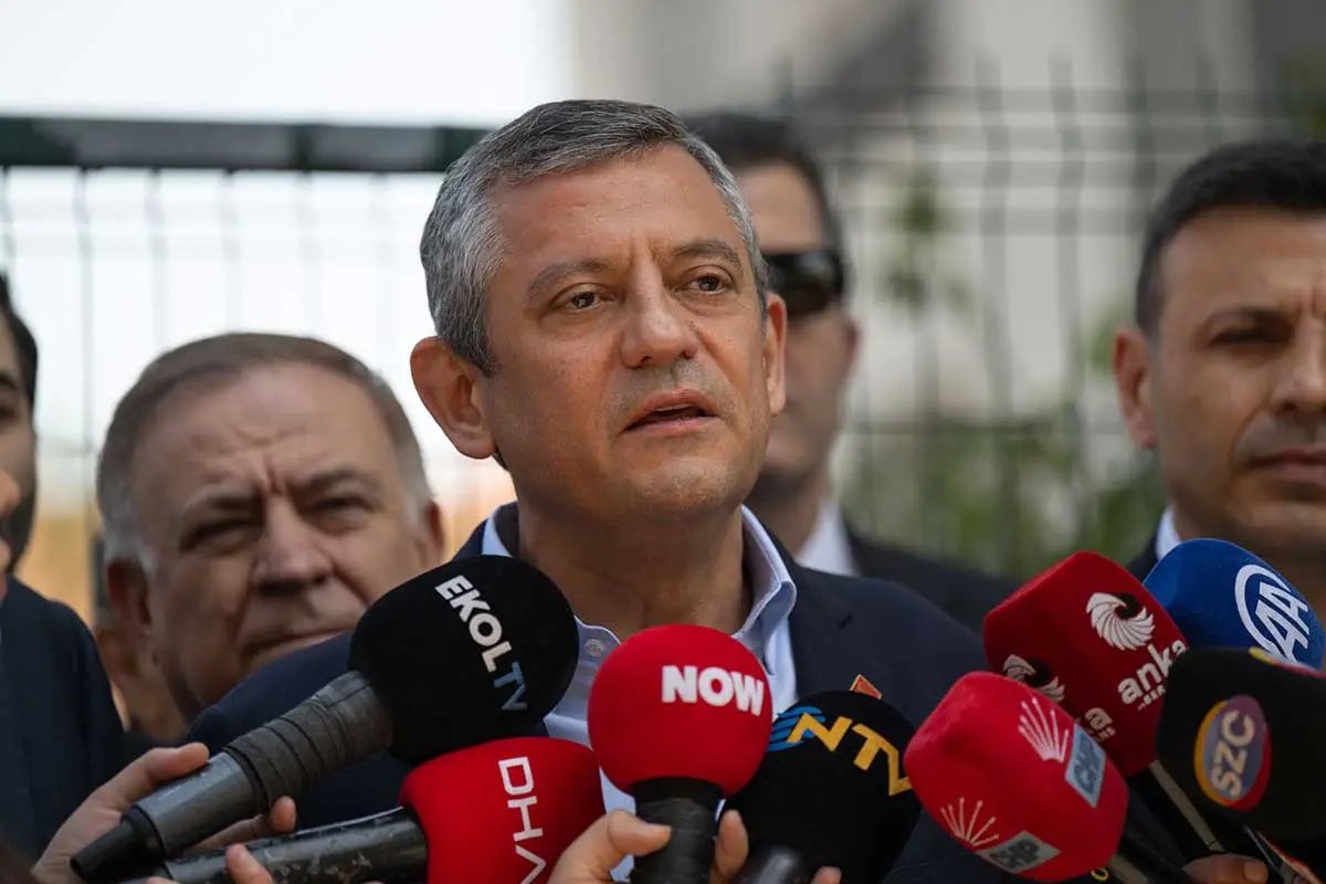CHP genel başkanı
 Sayın Özgür Özel'e 
yapılan saldırı,toplumsal muhalefete, demokrasi ve barışa yönelik çabalara karşı bilinçi bir saldırıdır. 
Bu alçak saldırıyı lanetliyoruz.
