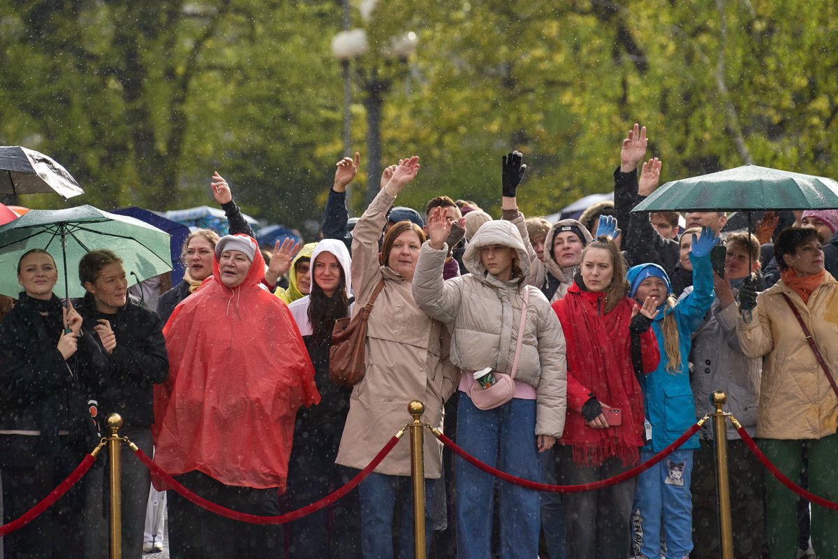 Tie esam mēs – ikkatrs no mums – katrs savā jomā, ģimenes, kas audzina bērnus, mediķi, karavīri, uzņēmēji, skolotāji, sportisti un mākslinieki. Kopā mēs veidojam Latviju. Jo tikai kopā mēs esam spēks.
Būsim droši. Būsim izlēmīgi. Un vienoti. Dievs, svētī Latviju! 🇱🇻

📍 Latvijas