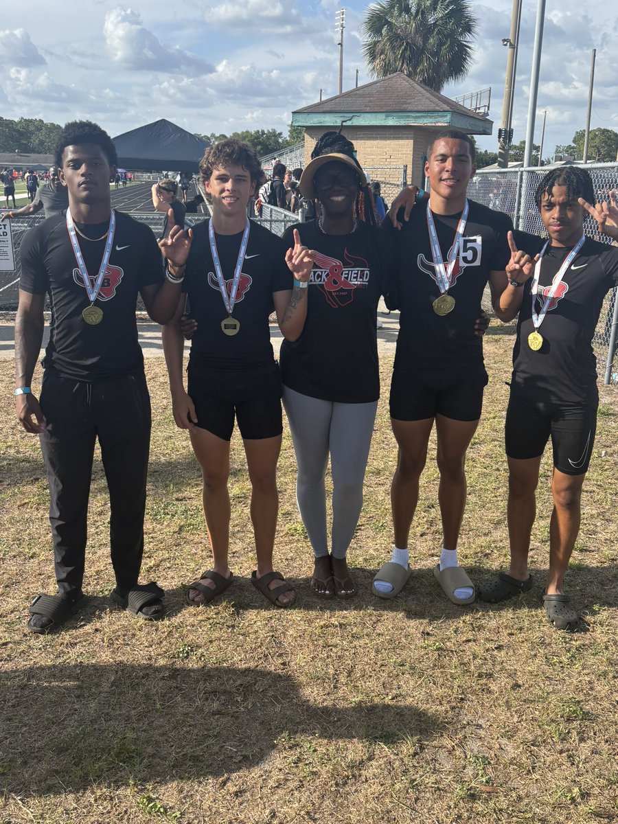 SIM0NCASTILLO's tweet image. Regional Champs and 3rd fastest 4x400 in the state! As well as breaking a 30 year regional record at plant city highschool! (broke the school record again...) on to states 4th leg split of 46.9