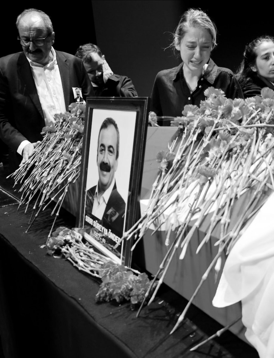 Kelimeler kifayetsiz kalıyor.. Yaşar Kemal’e ,Tahir Elçiye selam söyle sırrı abi geride kalanlar barış gemisini ulaşması gereken limana ulaştaracaklar. Gözün arkada kalmasın.
#sırrısüreyyaönder