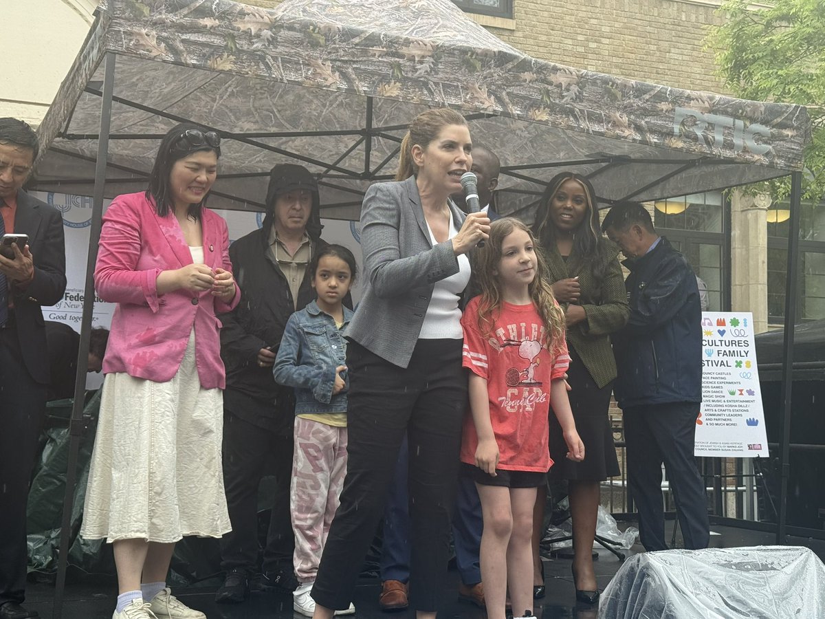 JulieMenin's tweet image. We celebrate #AAPI &amp;amp; #Jewish heritage month &amp;amp; no better way to kick it off than w/ @susanzhuangnyc at Bridge of Cultures Family Festival! Congrats to Susan, Marks JCH, @UJAfedNY + @JCRCNY for hosting an amazing event! Our communities are united in fighting hate &amp;amp; discrimination &amp;amp;…