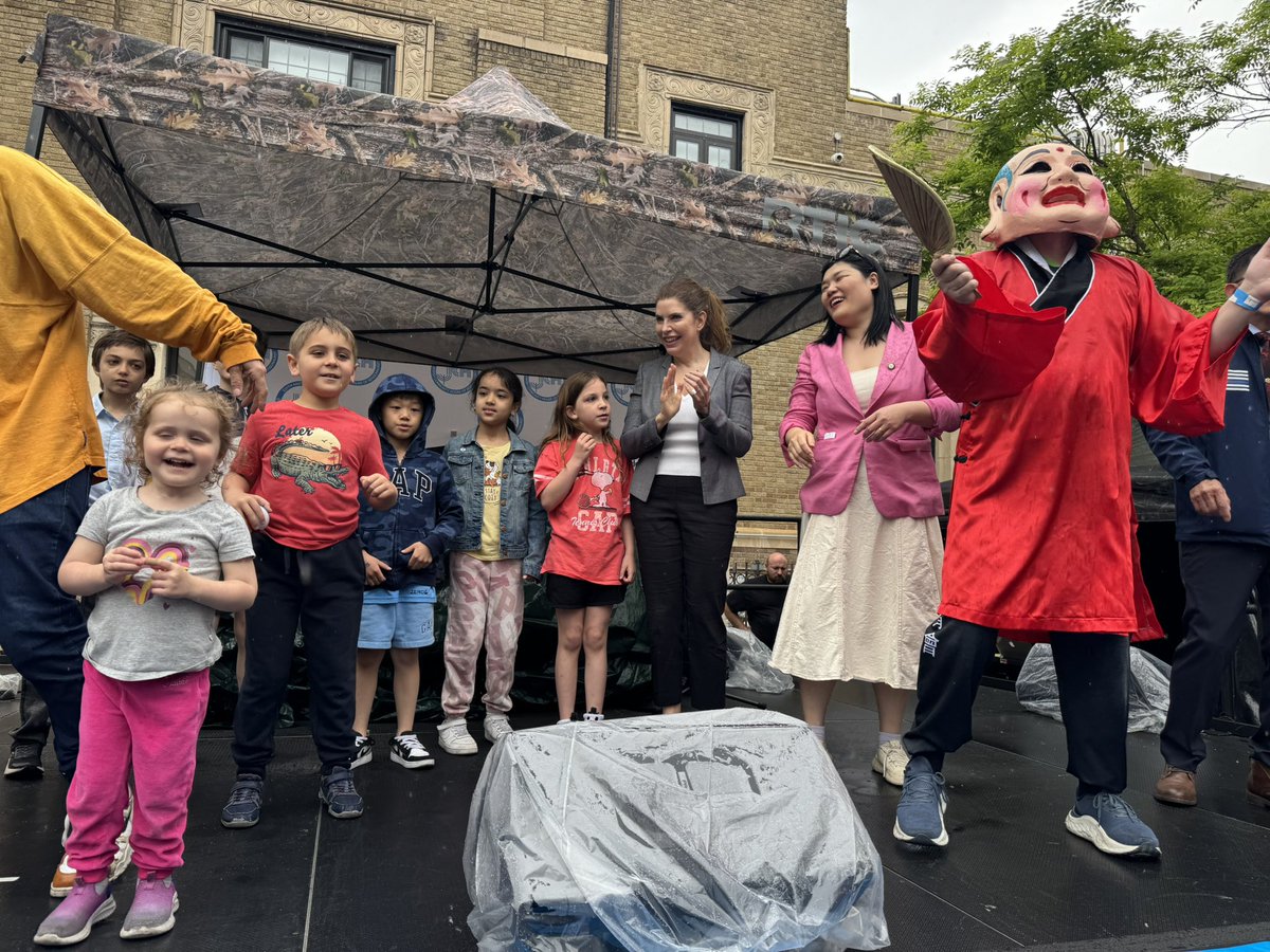 JulieMenin's tweet image. We celebrate #AAPI &amp;amp; #Jewish heritage month &amp;amp; no better way to kick it off than w/ @susanzhuangnyc at Bridge of Cultures Family Festival! Congrats to Susan, Marks JCH, @UJAfedNY + @JCRCNY for hosting an amazing event! Our communities are united in fighting hate &amp;amp; discrimination &amp;amp;…