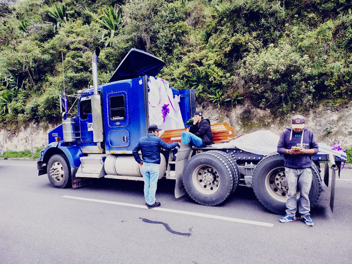 ACC_camioneros's tweet photo. Señora Ministra @maferojas @LinaHuari
2 CONDUCTORES MAS ASESINADOS y GOBIERNO CIEGO Y MUDO? 

Mire el dolor de la Familia DESAMPARADA y de compañeros q exijen NO+ IMPUNIDAD
Willam Benavides y Eduar Benavides
ASESINADOS Y CARLOS BENAVIDES Herido @MinTransporteCo @PedroSanchezCol
@mindefensa  @petrogustavo
CERO RECOMPENSAS?
CERO RECOMPENSAS?

YA SE LE INFORMO:
HAY UN invento dudoso $$$ VIIT'S mal usa NUESTRO DINERO entregado a FOSEVI d INVIAS

Pagamos cientos d millones DÍA en contribución q RECAUDAN VIA PEAJE, la hicimos aumentar de $200 a $500 x cada paso peaje, Pero 
DONDE ESTA?
y si no sirve 
DESMONTARLO YA!
@SinalcoOficial
@renacercamion @AsamNtransporte @JuanFSanabriaS @Colfecar @CalarcaParador @REPORTEROSLinea @ColombiaCamion @WRadioColombia @BluRadioCo @rabodeajip @gabodelascasas @gusgomez1701 @FuelantalaR @charfuelan_ @OCASBU @atoaorienteant @NacionalAnt @AVA_antioquia @fedevolco @asovolbocun