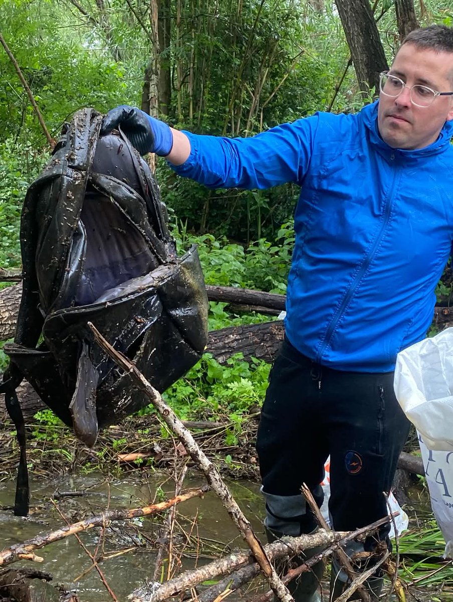Avui hem anat a unes de les illes que fa el Ter a Sant Ponç
El paisatge és tan bonic com el que podries trobar a qualsevol viatge a zones exòtiques de l’Àfrica, Àsia o Amèrica Central o Sud-Amèrica… 💚🌍💚💙🌍💙
Hem recollit 77 kg de brossa que no acabaran al mar.