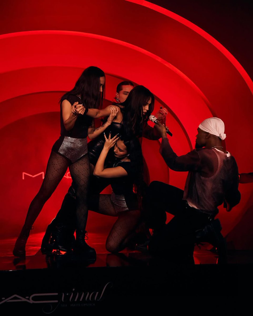 DannaRi81898534's tweet image. MAC solo necesitó una: Danna. Es la única artista elegida para una campaña global, y no solo eso, la marca le organizó dos conciertos privados, uno en México y otro en Nueva York. Reina que impone, brilla y hace historia como solo ella sabe.
#MACSTUDIOFIX
#DANNA