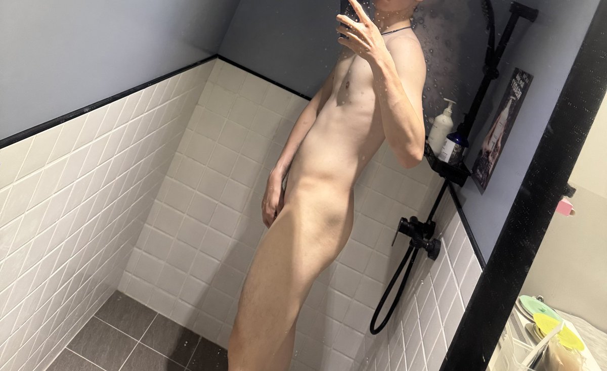 第一次體驗除毛，變得光溜溜了！
是說除完毛好像很容易硬耶！
有人要體驗看看嗎？（（誤
（（喂～除完毛不可以澀澀啦😂
#除毛 #yellow野裸