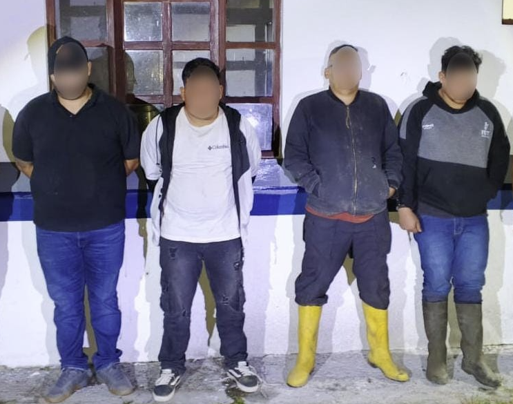 PoliciaEcuador's tweet photo. CUATRO APREHENDIDOS POR EL DELITO DE ROBO DE VEHÍCULOS EN TUNGURAHUA

Acciones investigativas y operativas en el sector Río Negro, Distrito Baños, #Tungurahua, permitieron la aprehensión 4 presuntos implicados en el robo de vehículos, quienes registran antecedentes penales por tenencia de armas de fuego, tráfico ilícito de sustancias catalogadas sujetas a fiscalización, secuestro, receptación, extorsión y otros.

Indicios:
-03 vehículos retenidos
-01 vehículo recuperado
-01 motocicleta retenida
-Cartuchos
-02 radios
-04 terminales móviles
-Varias prendas

#Boletín: https://t.co/ONJerYdmYa

#PolicíaEcuador
#TrabajamosPorTuSeguridad