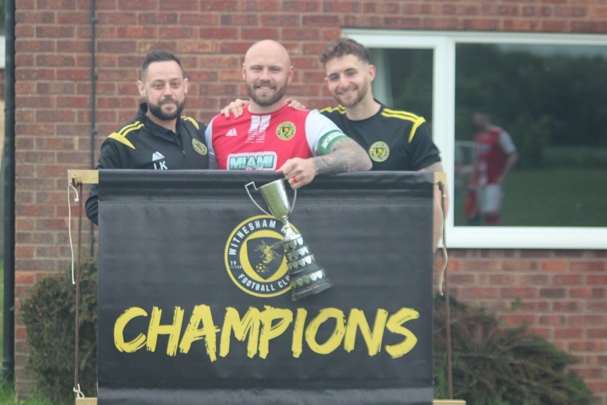 D2oonB's tweet image. Amazing first season in management ⚽️ 

Managing a top group of lads who’ve given everything, working with a great coaching team in Liam/Owen and ending the season with a trophy to show for all our hard work 🏆

Up The Wasps!🐝