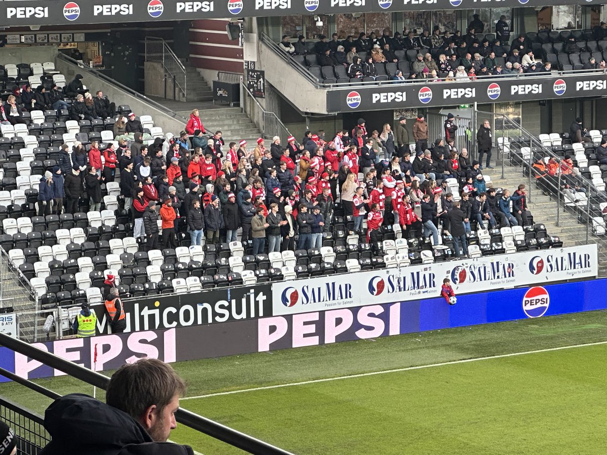 Imponerende oppmøte fra ⁦<a href="/brynefk/">Bryne FK Support</a>⁩ en søndagskveld på Lerkendal.