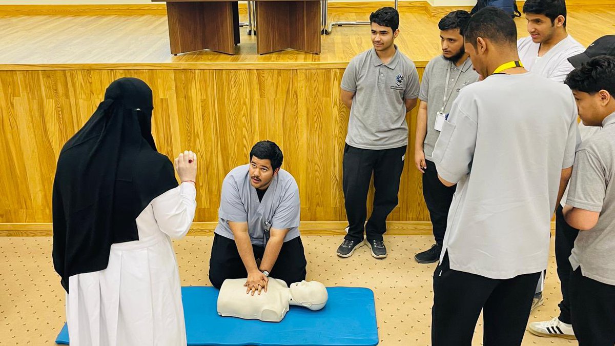 Cluster1_Riyadh's tweet photo. ضمن مبادرة #سلامة_قلبك، نفّذ #تجمع_الرياض_الصحي_الأول برنامجًا تدريبيًا لطلاب الكلية التقنية التطبيقية بالرياض، شمل مهارات الإنعاش القلبي الرئوي والإسعافات الأولية، بهدف تعزيز الوعي الصحي وتمكينهم من التعامل مع الحالات الطارئة. https://t.co/MAihQdnzGS
