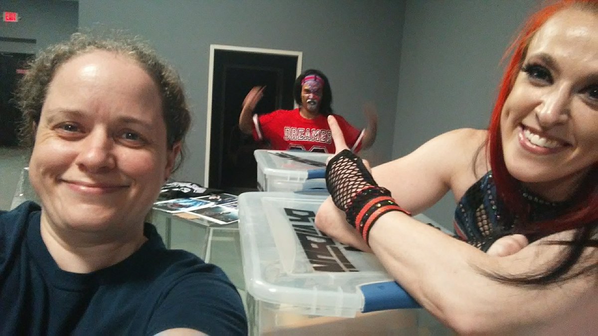 Happy birthday <a href="/KiLynnKing/">KiLynn King</a> 

(Holidead with the photobomb 🤣)