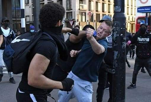 PHOTO | Antifa vs Nazi👊