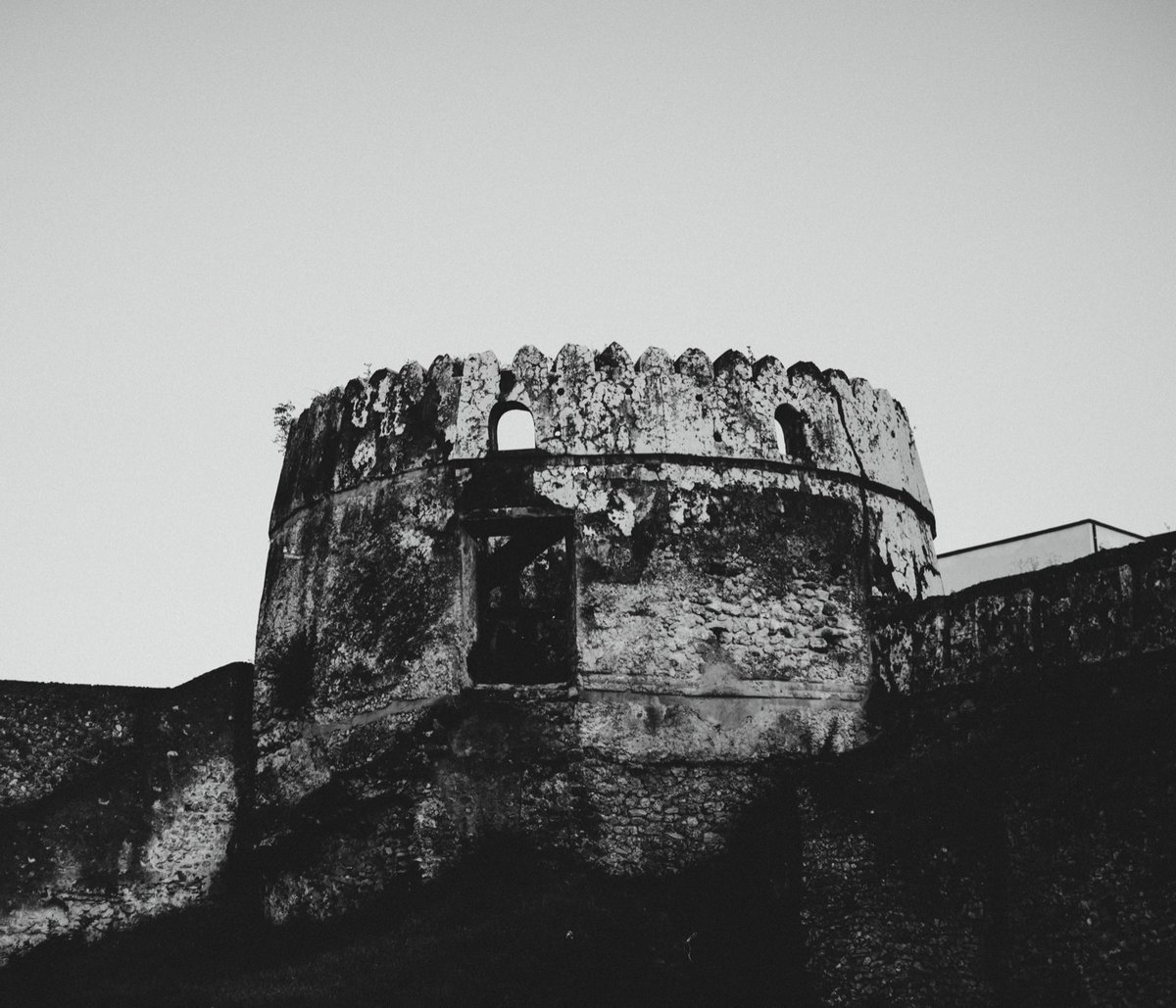 "If we're destined to be at the mercy of our past, we have to be careful what we add to it."

Two photos from Stone Town, Zanzibar, with recomms for things to read, watch, listen to &amp; play from: Tishani Naidoo • Doechii • The Ezra Collective • &amp; more.

remythequill.com/past-continuou…