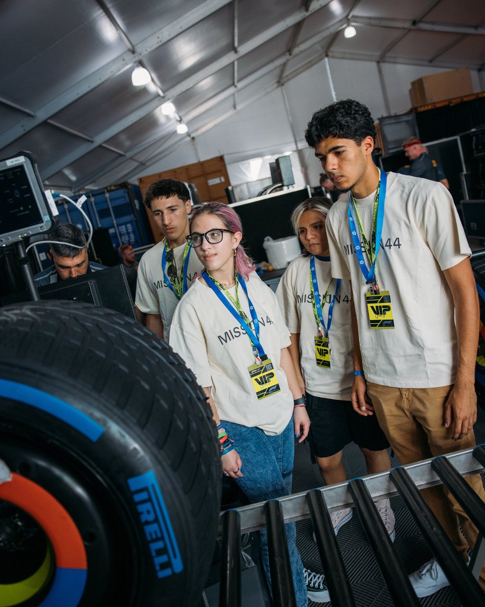 mission44's tweet image. Driving change in Miami 🌴💥
We were excited to welcome young people from our new partners, America on Tech and @MiamiEdTech, to experience an inspirational day behind-the-scenes at the Miami Grand Prix.
After starting the day meeting Mission 44 founder @LewisHamilton, the…