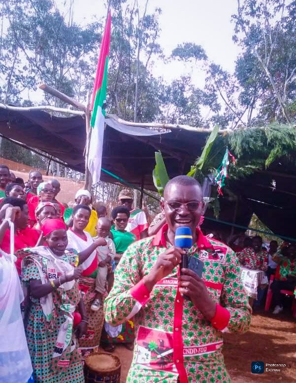 CnddFddGitega's tweet photo. Umunyamabanga ajejwe iterambere mu mugambwe @CNDD_FDDGitega #Augustin_NDIKUMASABO akaba n'umuhetsi wa @Cndd_FddMwaro yifadikanije n'ubuserukizi bw'umugambwe CNDDFDD muri komine #Mwaro mu birori vyo kwugurura ingoro y'umugambwe ku mutumba wa #Saswe,zone #Kayokwe ya komine #Mwaro https://t.co/7rwUkKVVvW