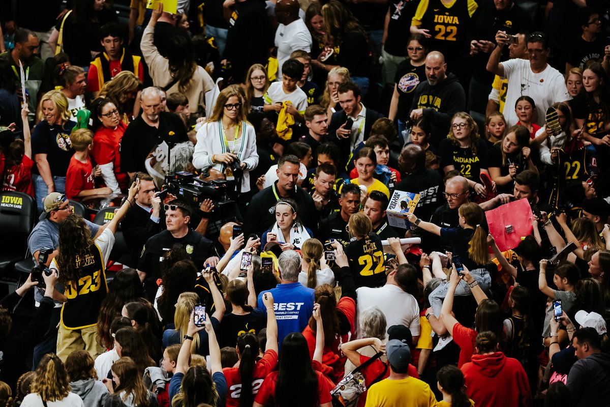 Complete 𝗖𝗖haos 🤯

<a href="/CaitlinClark22/">Caitlin Clark</a> x #Hawkeyes