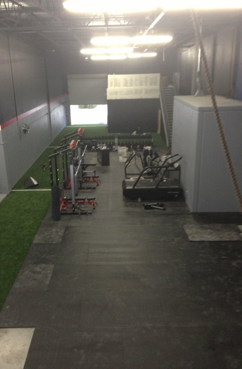 MattGates_XPE's tweet photo. My first facility by myself.  3000 sq ft, 2 racks and a high speed treadmill.  2010-2012 then I went to 10,000 sq ft in 2013 after results / concepts were proven You overbuild to quick and you go out of business.  Start small, I think. https://t.co/Bj1jZFds08