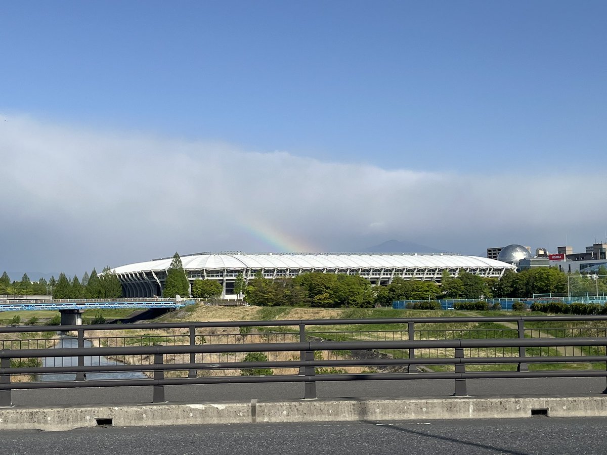 Jsuki2ri's tweet photo. ユアスタに虹が…！これは縁起良さそう。ベガルタが勝ち続けてユアスタに帰還できますように。 https://t.co/lPfQKGLrYX