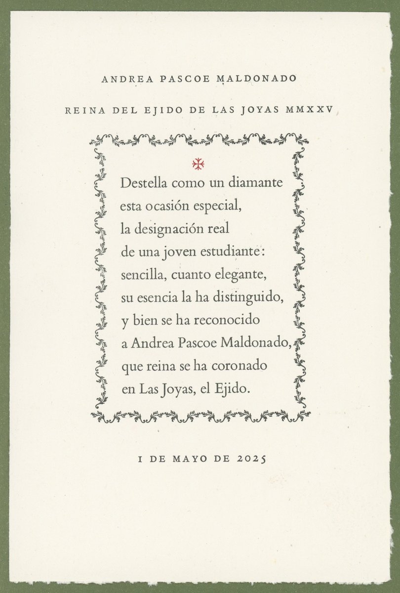 La Reina del Ejido de Las Joyas, Andrea Pascoe Maldonado previo al magno desfile por las calles del Poblado de San José Pino Solo del Primero de mayo de 2025, previo al acto protocolario. / Uno de los 80 ejemplares de la décima dedicada a ella.