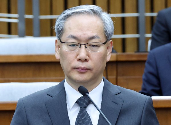 엄상필 대법관

"영상통화 중 상대방의 나체가 나오는 모습을 녹화해 저장한 경우, 사람의 신체를 직접 촬영한 게 아니기 때문에 성폭력처벌법상 불법촬영에 해당하지 않는다"

주심 엄상필 대법관은 성폭력범죄처벌법 위반 혐의로 기소된 A씨의 징역 4년 원심판결을 깨고 무죄로 판단하고 파기환송함