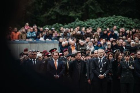 De herdenking op de Grebbeberg blijft indrukwekkend.  Prachtig hoe dit ereveld ieder jaar erbij ligt.