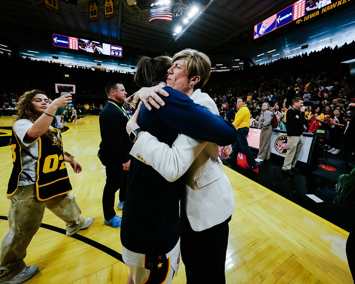 Hugs all around 🫶

<a href="/CaitlinClark22/">Caitlin Clark</a> x #Hawkeyes