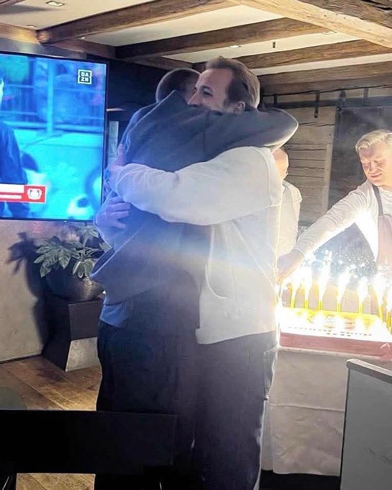 All Football fans (@allfootballfans) on Twitter photo ๐จ ๐ ๐๐๐ก๐๐๐๐ค๐จ๐ ! Les anciens de Tottenham Harry Kane et Eric Dier cรฉlรจbrent ensemble le premier trophรฉe de leur carriรจre ! ๐๐
๐๐ ๐ ๐๐๐ฬ๐๐๐๐ง๐๐ข๐ก ๐๐ฆ๐ง ENFIN ๐ง๐๐ฅ๐ ๐๐ก๐ฬ๐ ! โ๐คฉ
Abonne toi ๐#allfootballfans ๐จ ๐ ๐๐๐ก๐๐๐๐ค๐จ๐ ! Les anciens de Tottenham Harry Kane et Eric Dier cรฉlรจbrent ensemble le premier trophรฉe de leur carriรจre ! ๐๐
๐๐ ๐ ๐๐๐ฬ๐๐๐๐ง๐๐ข๐ก ๐๐ฆ๐ง ENFIN ๐ง๐๐ฅ๐ ๐๐ก๐ฬ๐ ! โ๐คฉ
Abonne toi ๐#allfootballfans